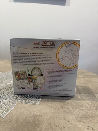Pokemon Caja Entrenador Astros Brillantes