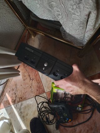 Consola Xbox con mando, juegos y cables