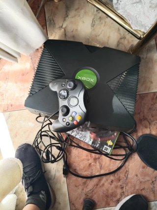 Consola Xbox con mando, juegos y cables