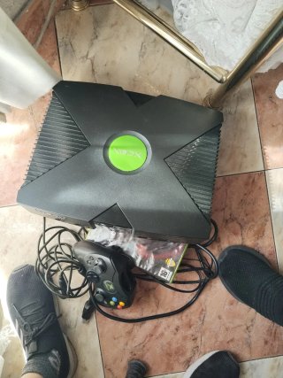 Consola Xbox con mando, juegos y cables