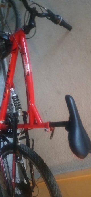 Bicicleta de montaña roja