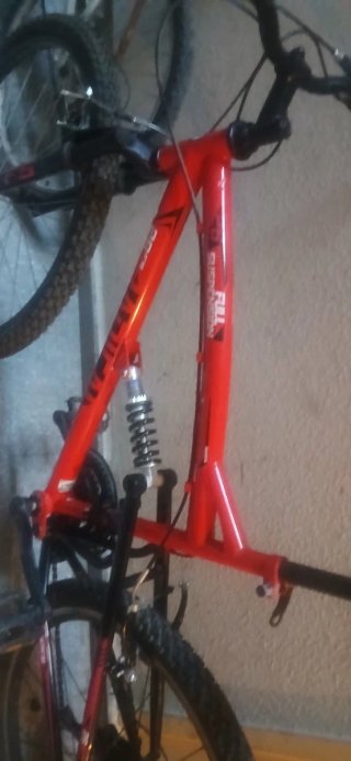 Bicicleta de montaña roja