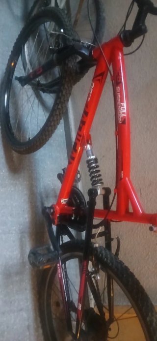 Bicicleta de montaña roja