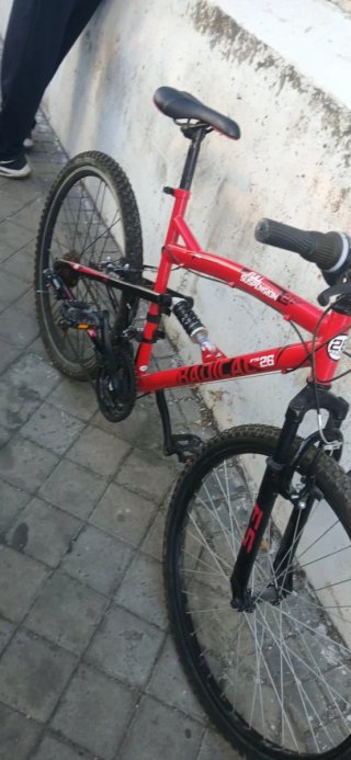 Bicicleta de montaña roja