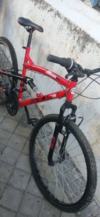 Bicicleta de montaña roja