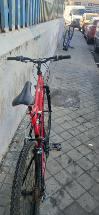 Bicicleta de montaña roja