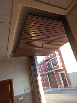 Puerta de Garaje Metálica con Puerta Peatonal