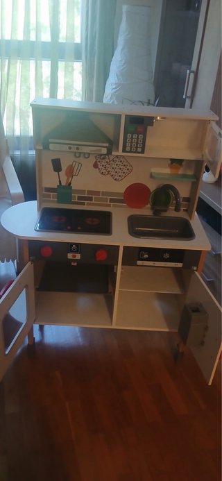 Cocinita infantil y bolsa de cacharritos de cocina