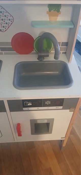 Cocinita infantil y bolsa de cacharritos de cocina
