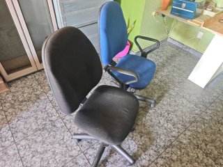Sillas de oficina azul y negra