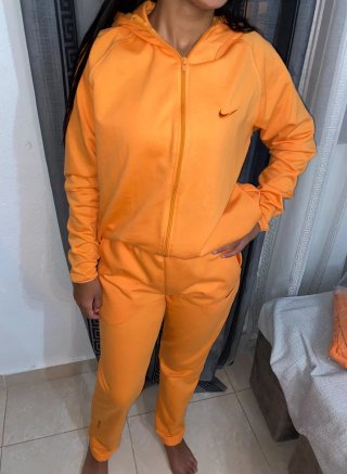 Conjunto deportivo Nike nocta naranja