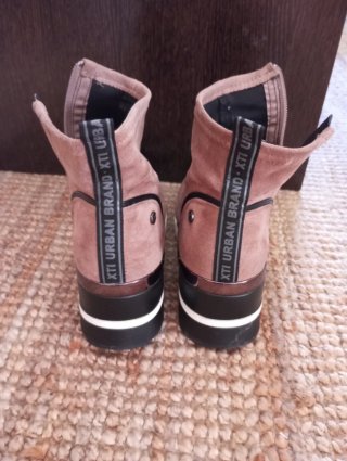 Botines XTI Marrones y Negros