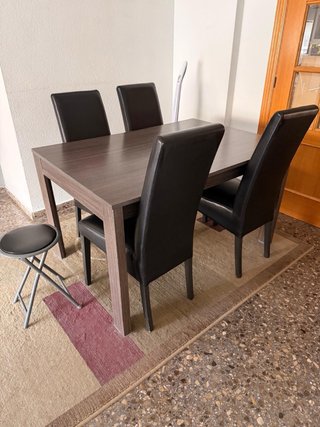 Mesa de Comedor con 4 Sillas de Polipiel