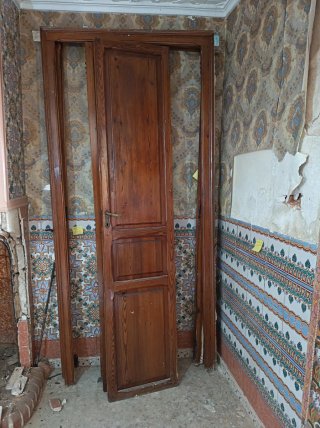 Puertas de madera antiguas altas