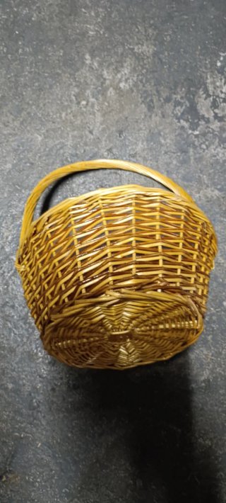 Cesta redonda de mimbre para flores y regalos