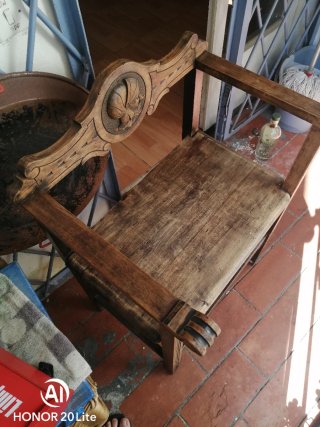 Sillón antiguo estilo castellano