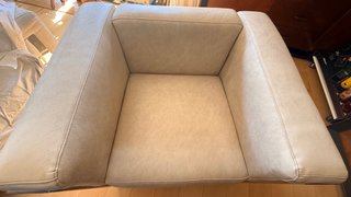 Butaca moderna beige con estructura metálica