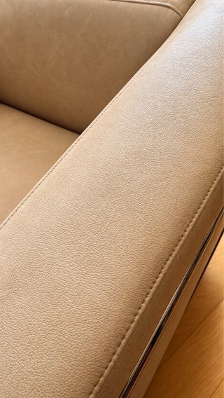 Butaca moderna beige con estructura metálica