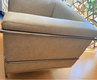 Butaca moderna beige con estructura metálica