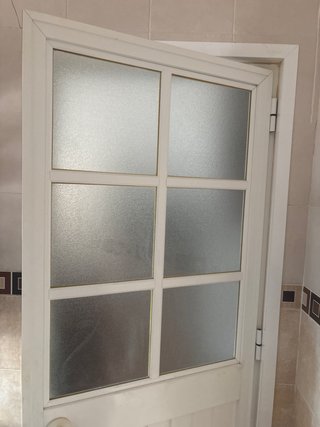 Puerta de Aluminio Blanca con Cristales
