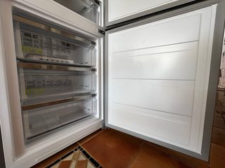 Frigorífico con Congelador, marca Midea