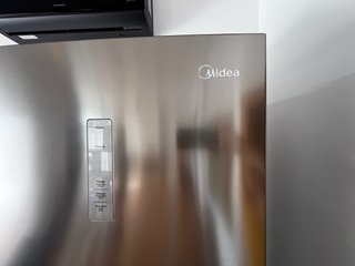 Frigorífico con Congelador, marca Midea