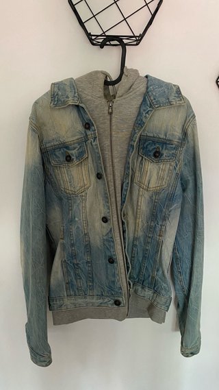 Chaqueta tejana con capucha gris