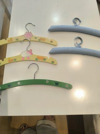 Lote 3 perchas infantiles madera y tela