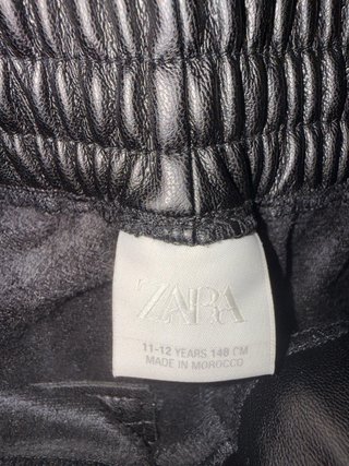 Pantalón efecto piel negro