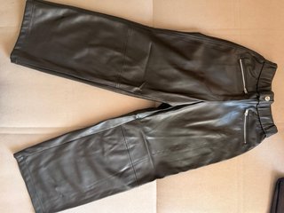 Pantalón efecto piel negro