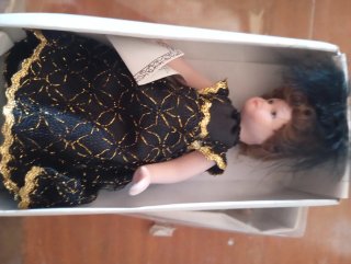 Muñeca de cerámica con vestido negro