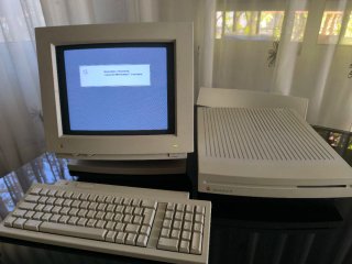 Apple Macintosh LC II con monitor e tastiera