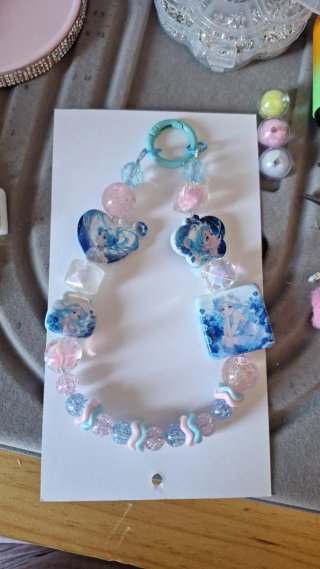 Collar de abalorios con dijes de anime