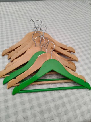 Lote Perchas Madera Niños Marrón y Verde