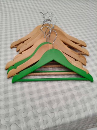 Lote Perchas Madera Niños Marrón y Verde