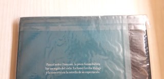 Cecilia Málaga Libro PRECINTADO Benjamín Lacombre