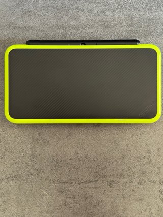 New Nintendo 2DS XL Negra y Verde + Pokémon Sol