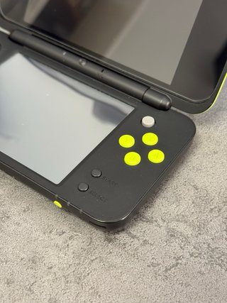 New Nintendo 2DS XL Negra y Verde + Pokémon Sol