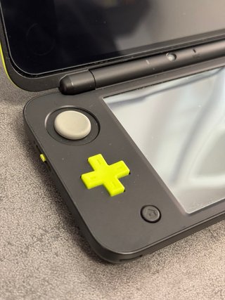 New Nintendo 2DS XL Negra y Verde + Pokémon Sol