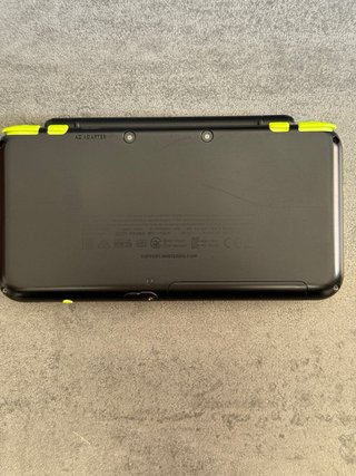 New Nintendo 2DS XL Negra y Verde + Pokémon Sol