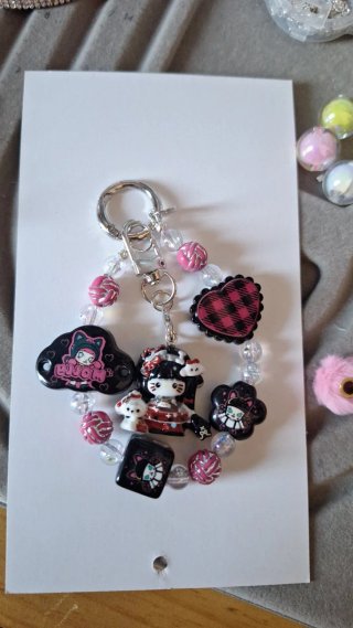 Llavero con dijes de Hello Kitty y corazón
