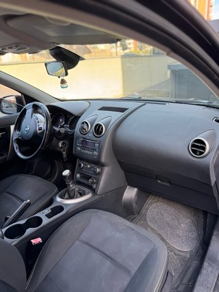NISSAN QASHQAI CON PEGATINA AMBIENTAL OCASION