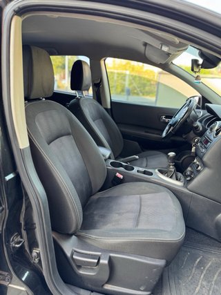 NISSAN QASHQAI CON PEGATINA AMBIENTAL OCASION