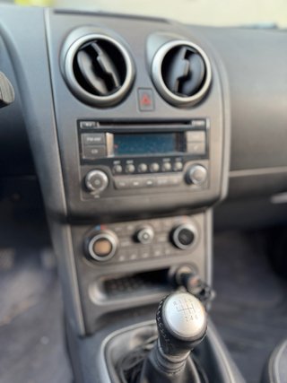 NISSAN QASHQAI CON PEGATINA AMBIENTAL OCASION