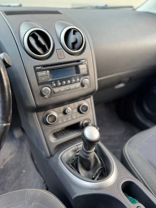 NISSAN QASHQAI CON PEGATINA AMBIENTAL OCASION