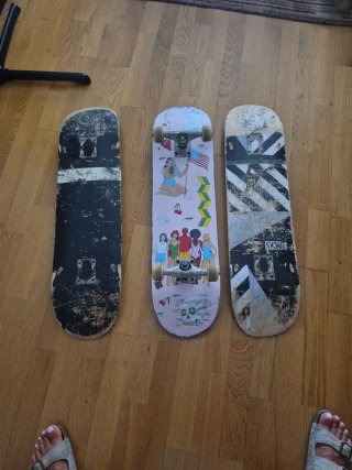 Monopatín y 2 tablas de recambio