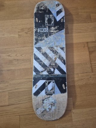 Monopatín y 2 tablas de recambio