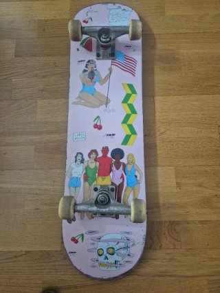 Monopatín y 2 tablas de recambio
