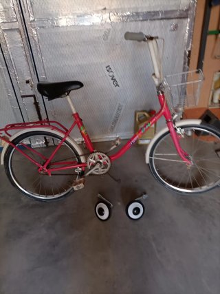 Bicicleta rosa con cesta. Cadete