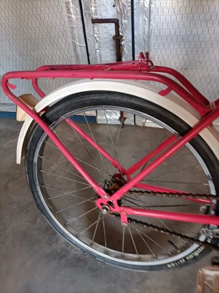 Bicicleta rosa con cesta. Cadete